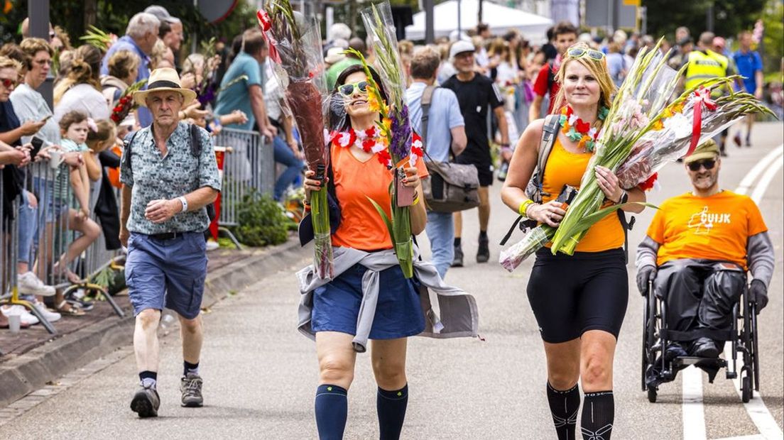 Wandelaars lopen over de Via Gladiola in Nijmegen.