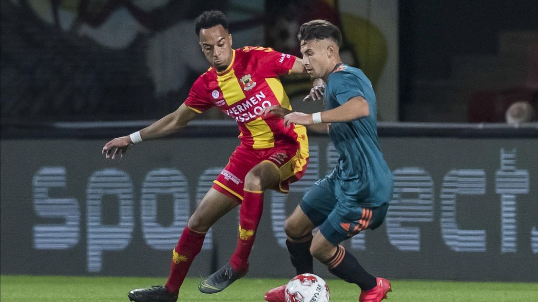 Elso Brito in duel in de wedstrijd tegen Jong Ajax