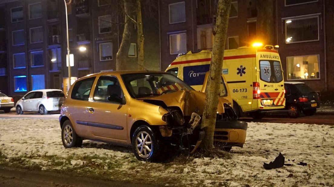 Auto frontaal tegen boom in Deventer
