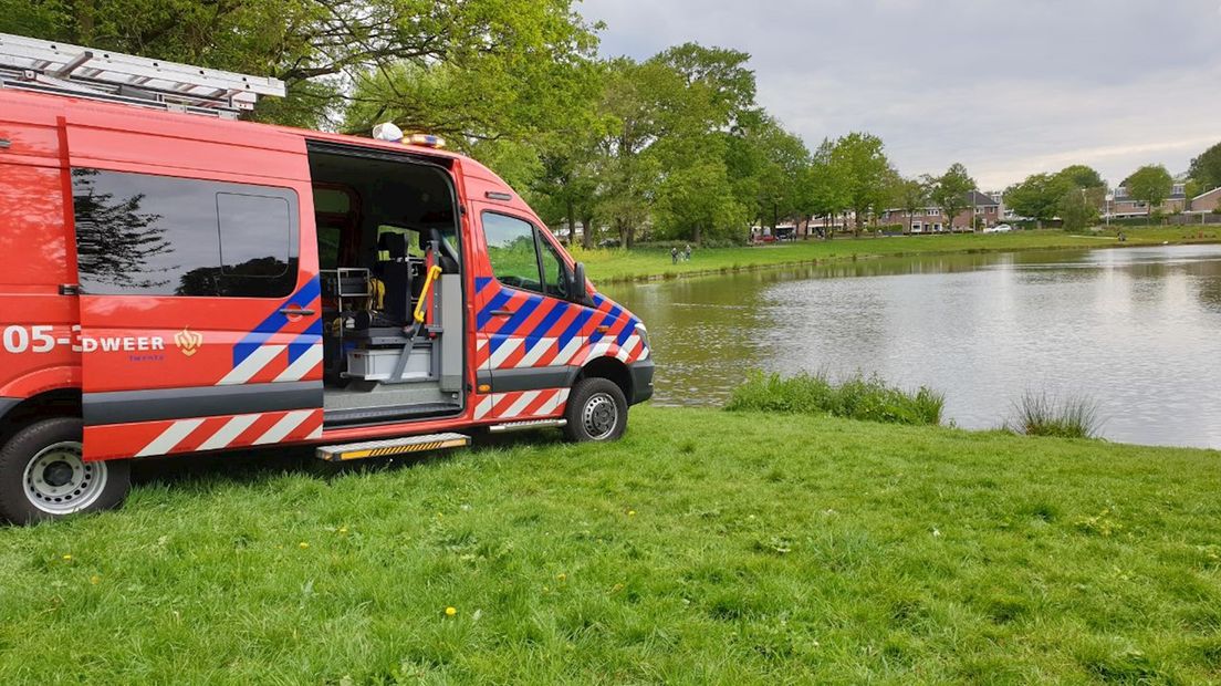 Politie zoekt met duikteam van de brandweer naar mogelijk wapen in vijver Enschede