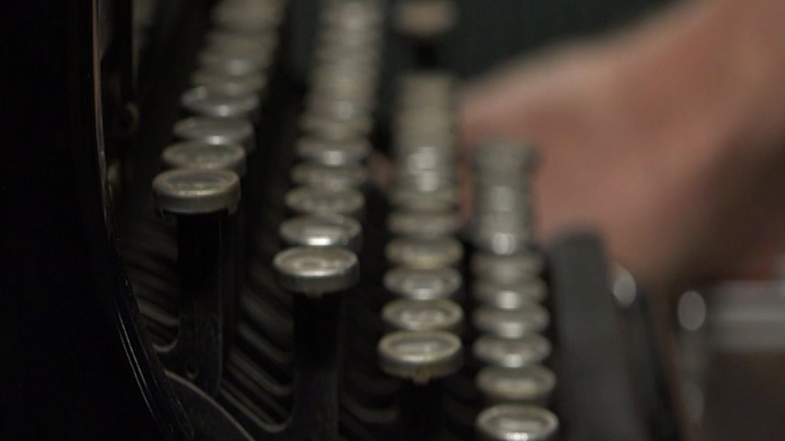De typemachine van Adolf Hitler. Die staat sinds kort in Oorlogsmuseum 40-45 in Arnhem. Dat weet Eef Peters van het museum 'bijna' zeker, zegt hij.