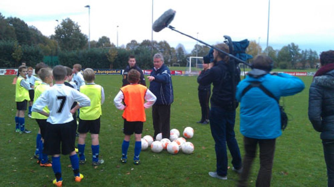 Guus Hiddink was maandag even terug bij de club waar het voor hem allemaal begon: SC Varsseveld.