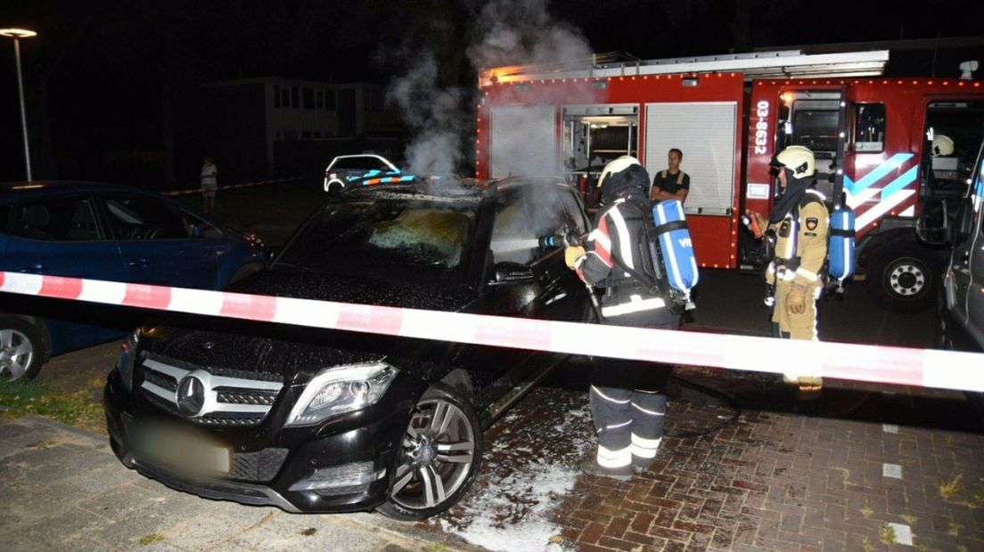 Politieagenten blussen autobrand in Emmen RTV Drenthe