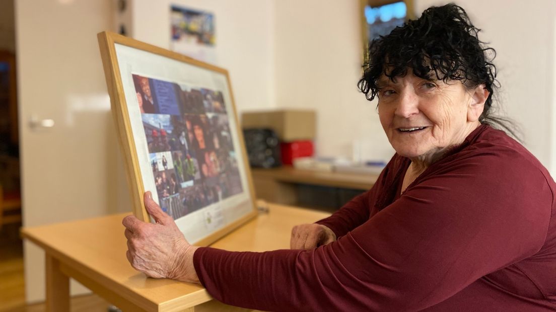 Gonnie laat een fotocollage zien met foto's die zijn gemaakt sinds de oprichting van Stichting Straatmadelief