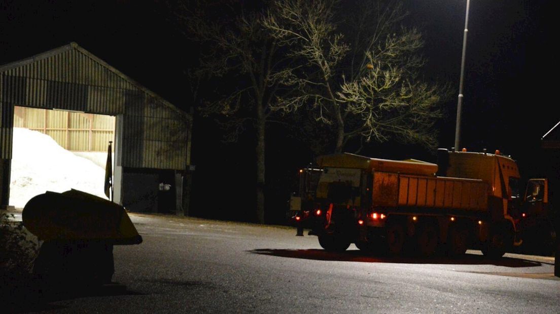 Strooiwagen haalt zout bij depot Beukers in Zwartsluis