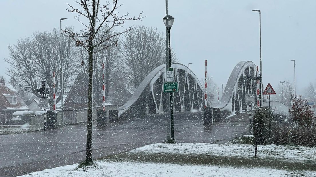 Ook bij de brug van Zuidhorn sneeuwt het