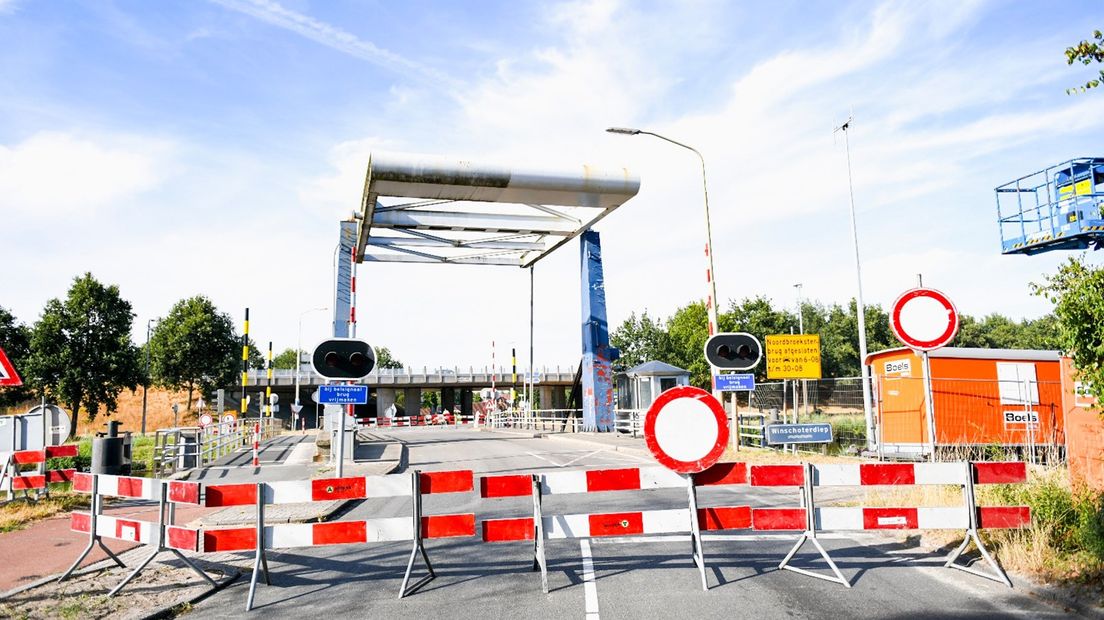 De Noordbroeksterbrug in Sappemeer is afgesloten.