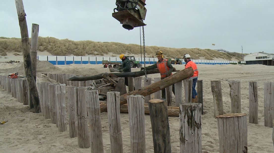 Nieuwe paalhoofden op Walchers strand (video)