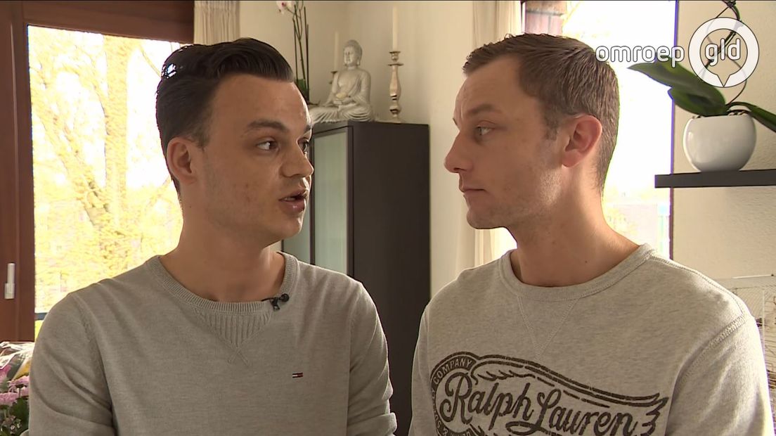 Het mishandelde homostel uit Arnhem is overstelpt met reacties. 'Dit doet mij echt goed', zegt Jasper Vernes-Sewratan.