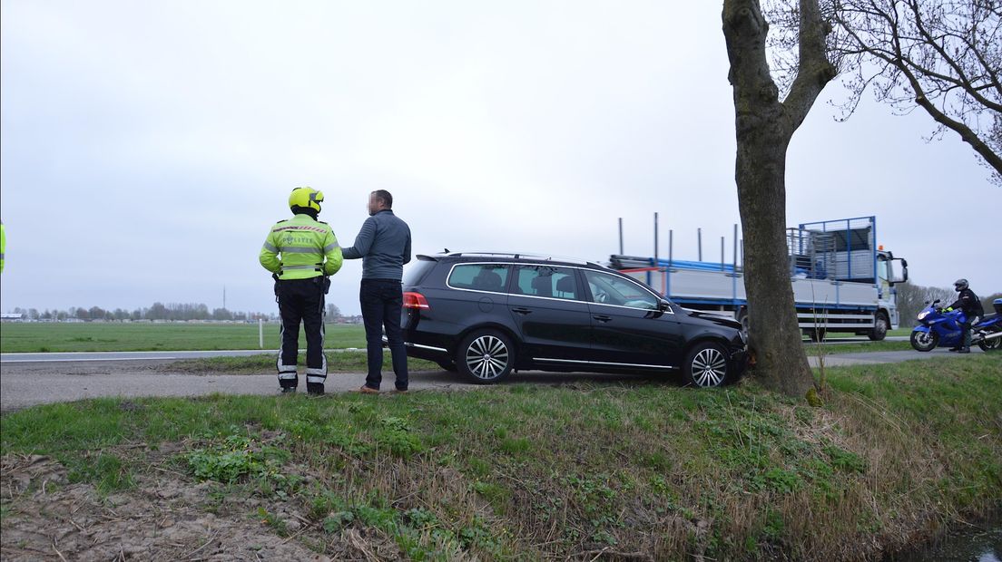 Auto tegen boom in Blokzijl