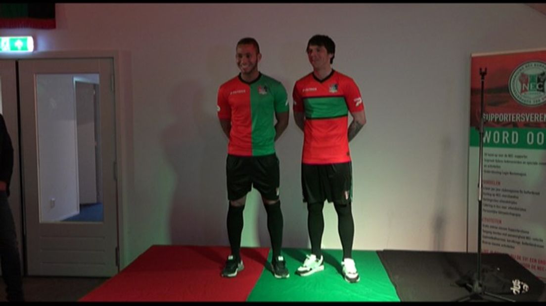 Jeffrey Leiwakabessy (rechts) in het balkenshirt