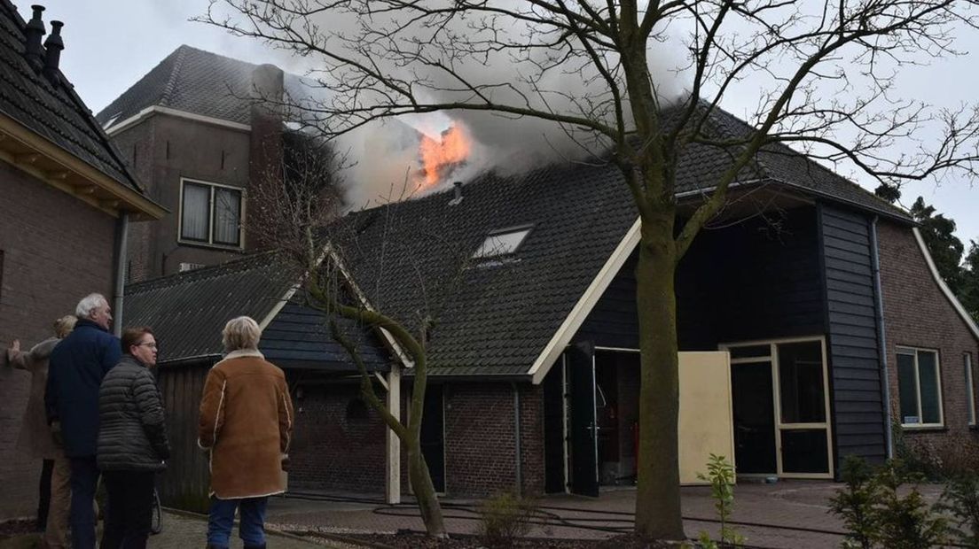 De vlammen zijn goed te zien voor omstanders.