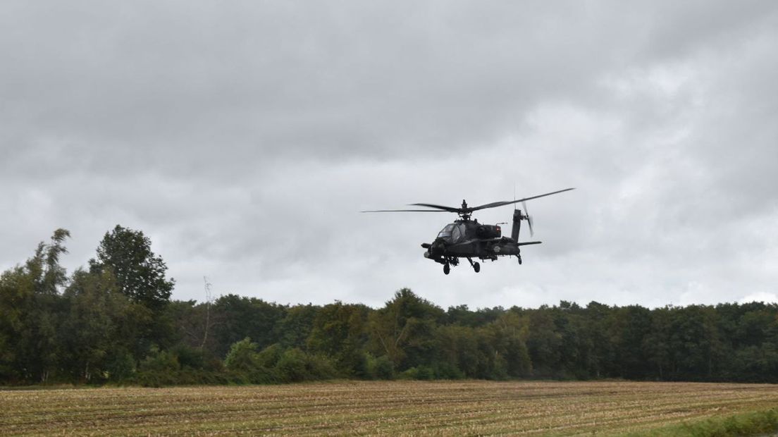 Na controle door de technische dienst kon de Apache weer opstijgen.