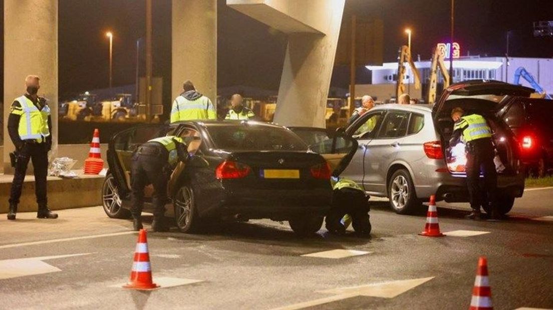 Auto's worden doorzocht en inzittenden gefouilleerd.