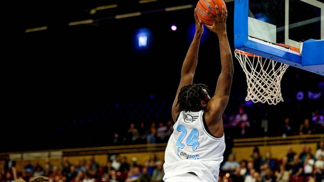 Lotanna Nwogbo dunkt namens Donar (archief)