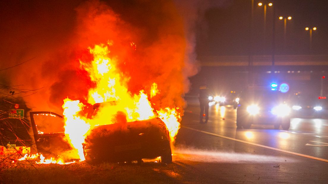 Op de A12 bij Arnhem-Noord is woensdagavond een auto spontaan in brand gevlogen.