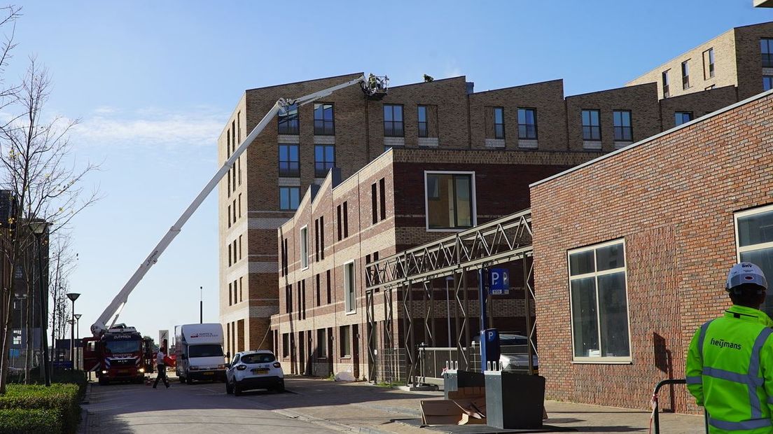 De brand op het dak van een appartementencomplex in aanbouw aan de Coenensparkstraat in Zutphen is onder controle. Dat meldt de veiligheidsregio.
