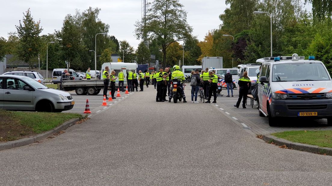 Twintig auto's in beslag genomen bij grote verkeerscontrole Enschede