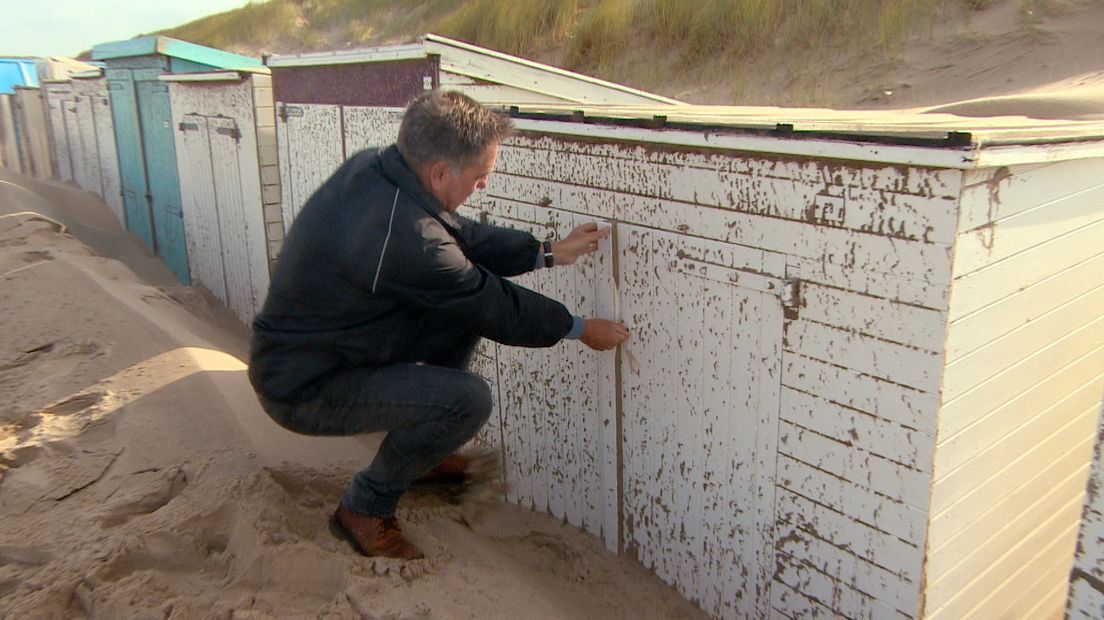 Paul Suijk probeert zijn strandhokje op Oostkapelle open te krijgen