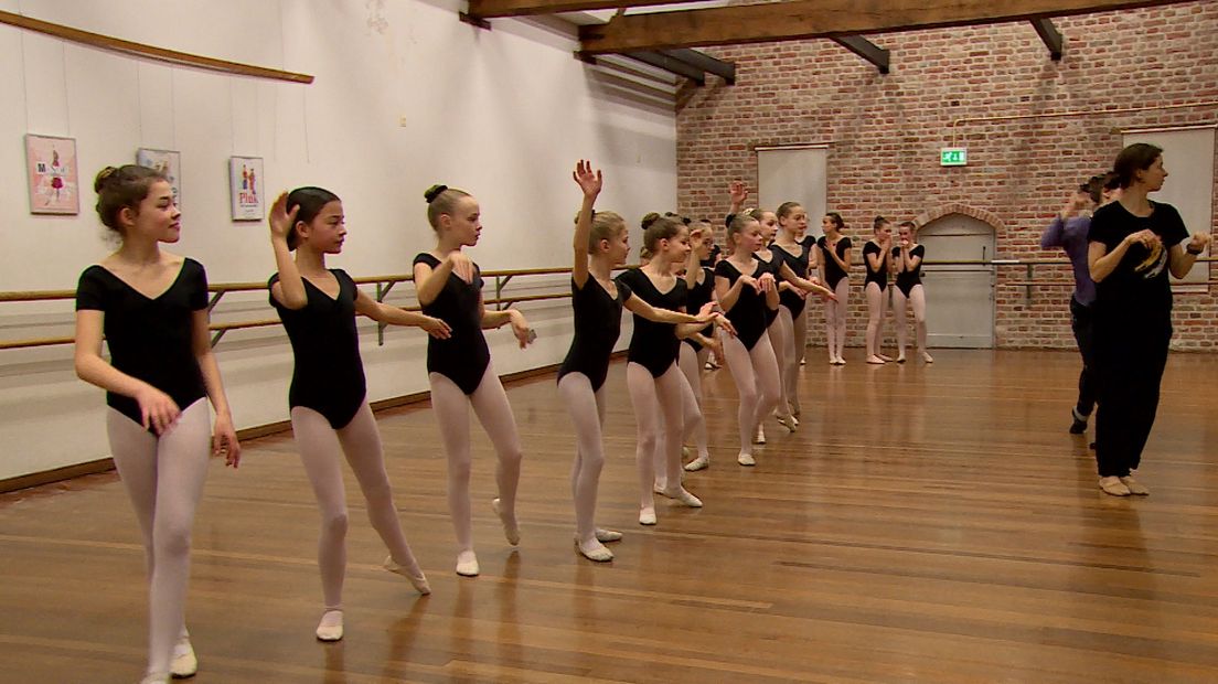 Achttien gelukkige ballerina's mogen dansen met het Royal Moscow Ballet