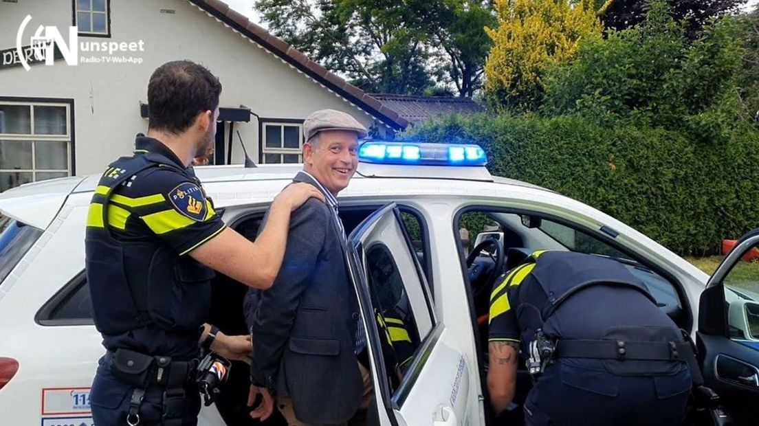 Pieter wordt 'aangehouden' door de politie.