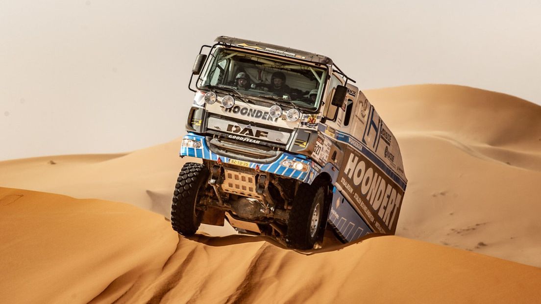 De truck van Hoondert in de Marokkaanse woestijn