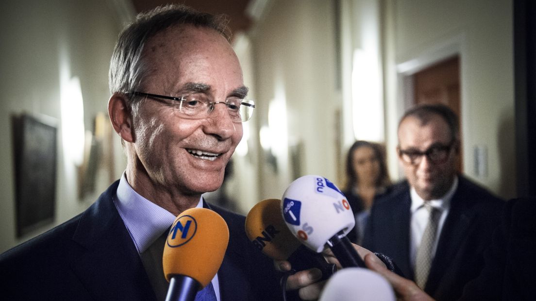 Minister Kamp in het provinciehuis van Groningen, waar hij het gasbesluit van 2015 bespreekt