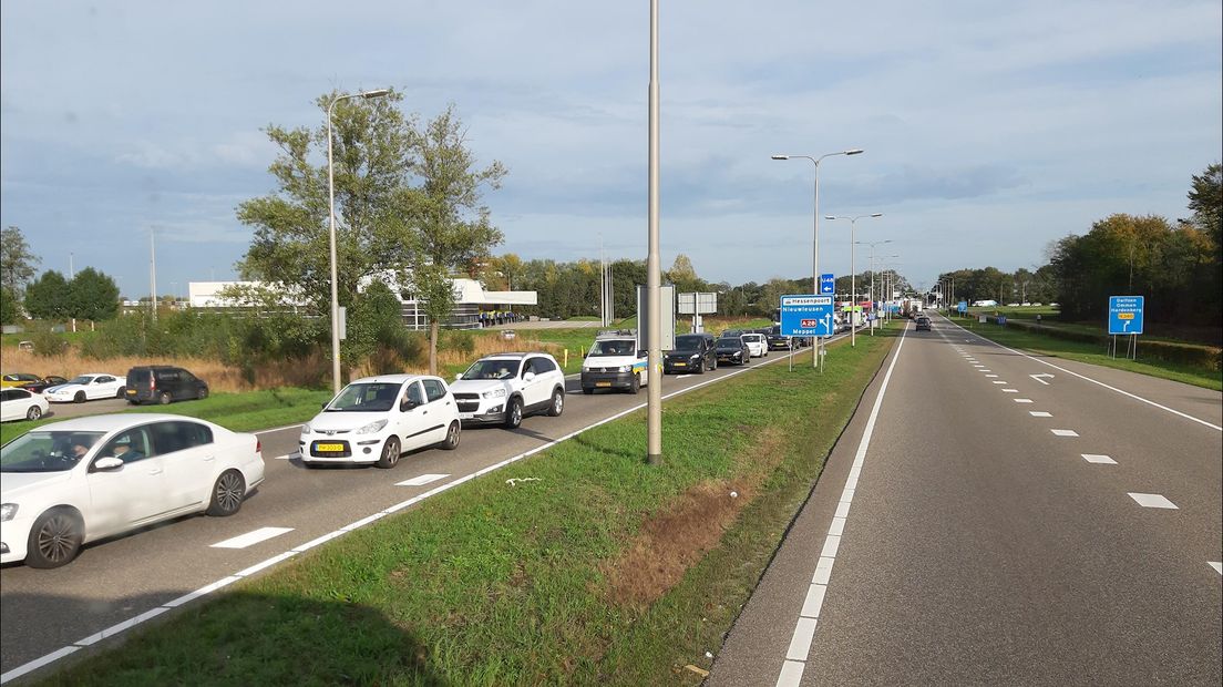Verkeerschaos in Zwolle nadat een vrachtwagen zijn trailer verloor