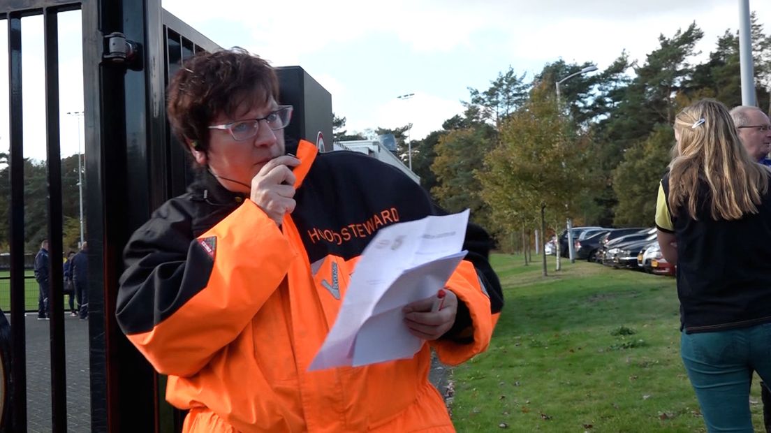 Als Jong Vitesse thuis speelt is 1 ding zeker: Magda Veldman is dan steward.