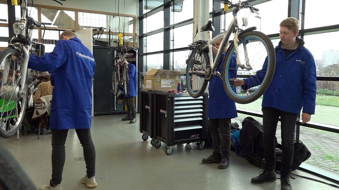 Elektrische fiets maakt fietsenmakers sexy: opleiding weer populair - RTV  Noord
