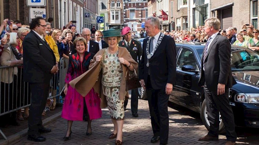 Prinses Beatrix komt aan bij de Fundatie