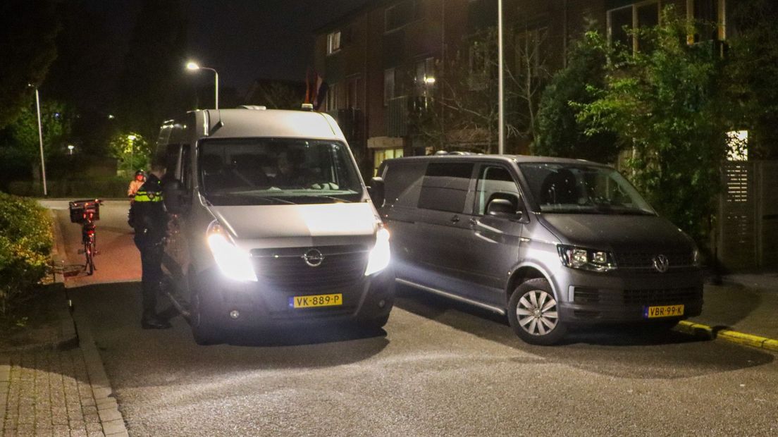 De recherche doet onderzoek bij de woning in Boskoop