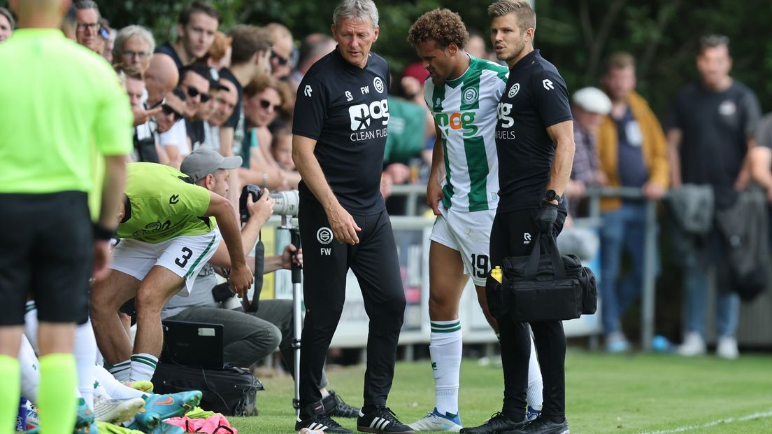 Liam van Gelderen valt met een blessure uit tijdens het oefenduel van FC Groningen met PAOK Saloniki