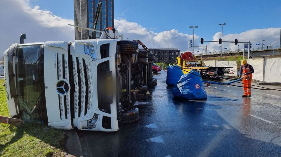 De gekantelde vrachtwagen