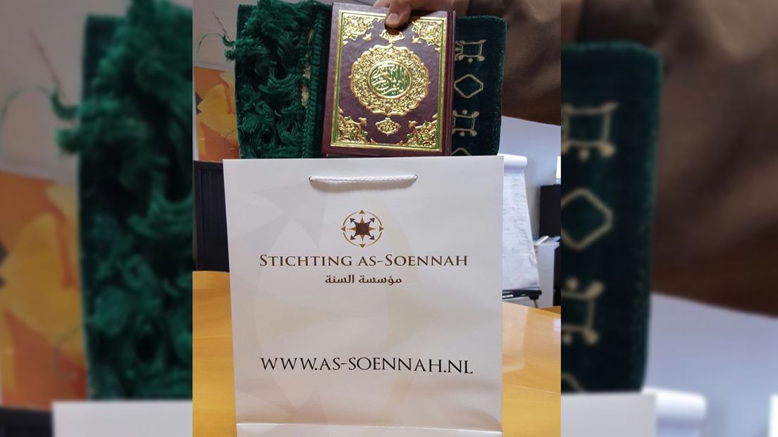 Gedoneerde korans en gebedskleden in As-Soennahmoskee.