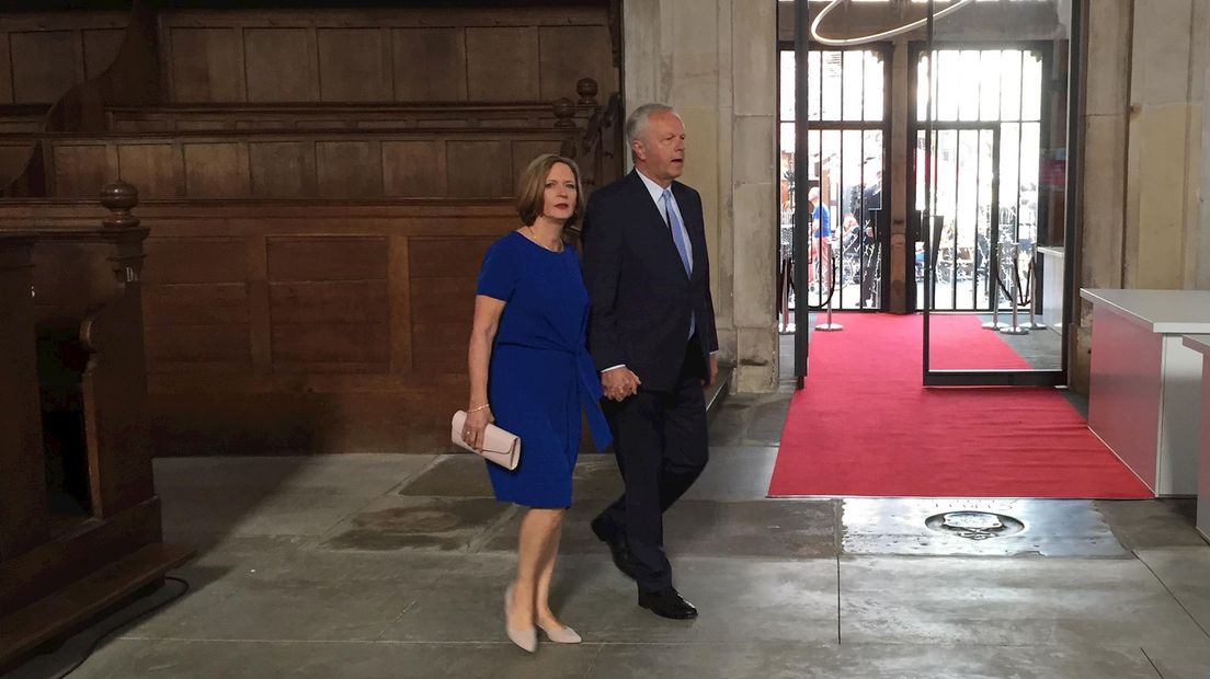 Burgemeester Meijer en zijn vrouw arriveren in de Grote Kerk in Zwolle voor afscheidsfeest