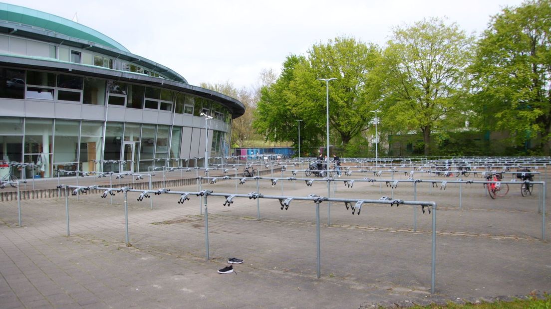 Een lege fietsenstalling van het Blariacumcollege in Venlo.