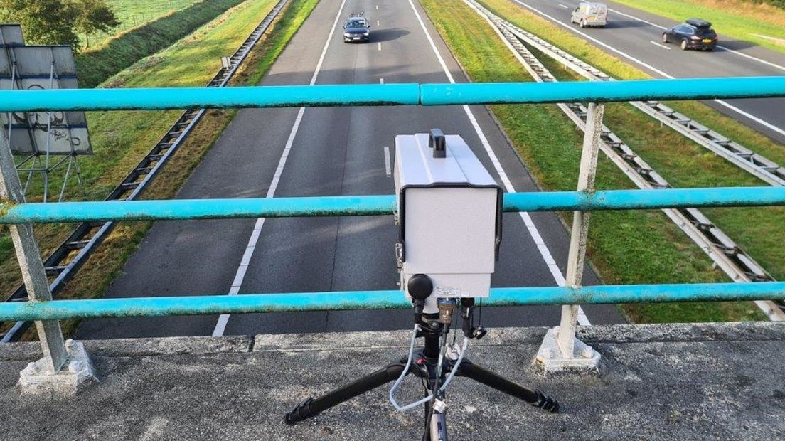 De 'monocam': het nieuwe wapen van de politie tegen appende en bellende bestuurders - Omrop Fryslan