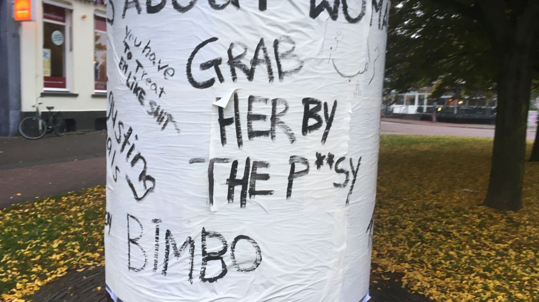 Op een reclamezuil bij het Velperplein in Arnhem staan uitspraken die de Amerikaanse presidentskandidaat Trump over vrouwen deed in de media. Onbekenden hebben de teksten van Trump over vrouwen op de zuil geschilderd. Er is ook een portret van Trump zelf te zien.