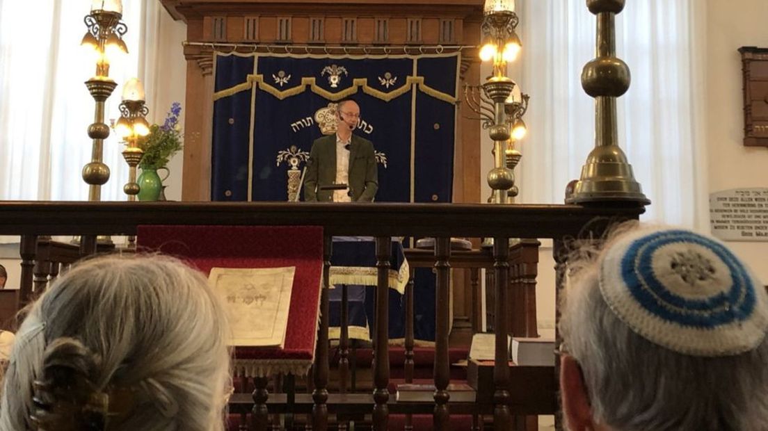Maarten-Jan Vos presenteert zijn onderzoek in de synagoge.