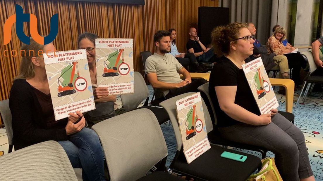 Bewoners voeren actie in de raadszaal.