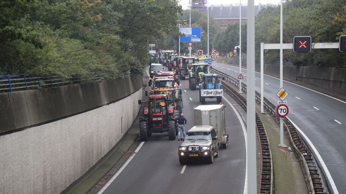 De boeren keren na de demonstratie weer huiswaarts