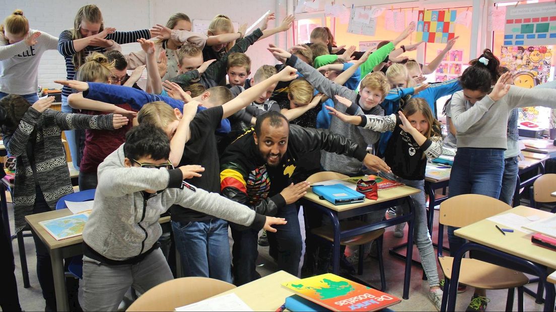 Mo Hersi op bezoek bij basisschool De Eiber in Dedemsvaart