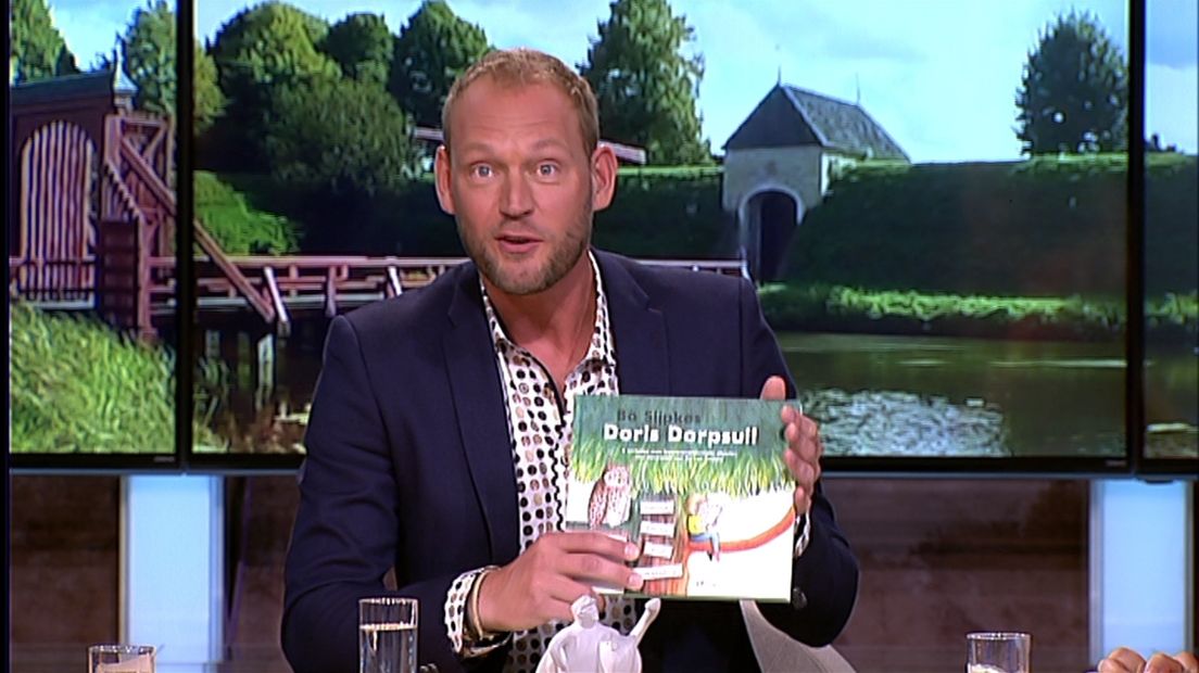 Presentator Marcel Nieuwenweg heeft het boek Doris Dorpsuil in zijn handen.