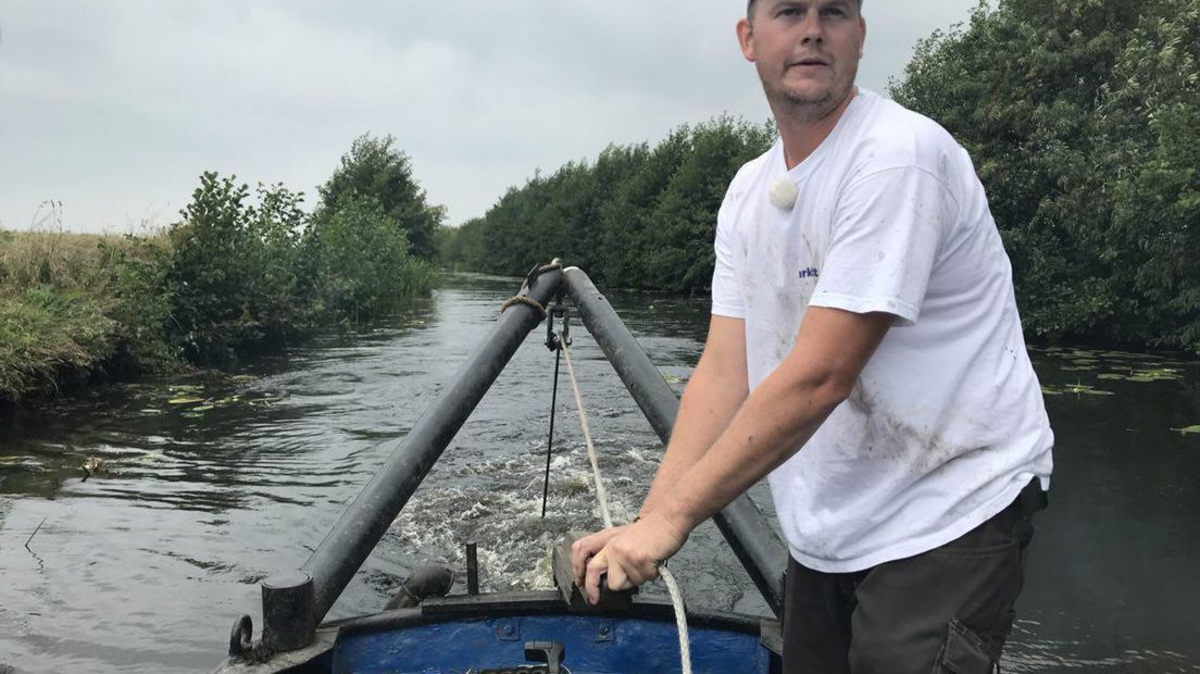 Een harkboot van Harkboot in actie (Rechten: RTV Drenthe / Janet Oortwijn)