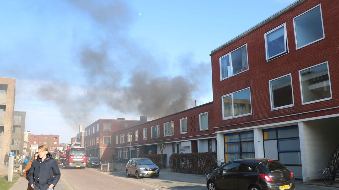Bij de brand op een balkon in de Paulus Potterstraat in Stad kwam veel rook vrij