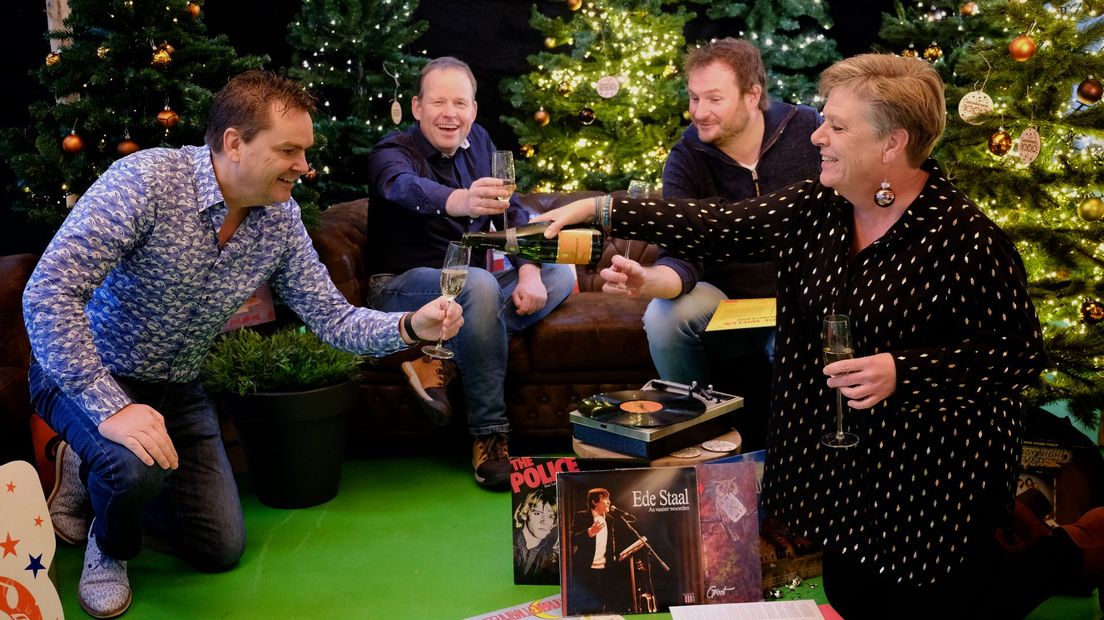 De radiopresentatoren van RTV Noord proosten op een goede afloop van de Grunneger 1000