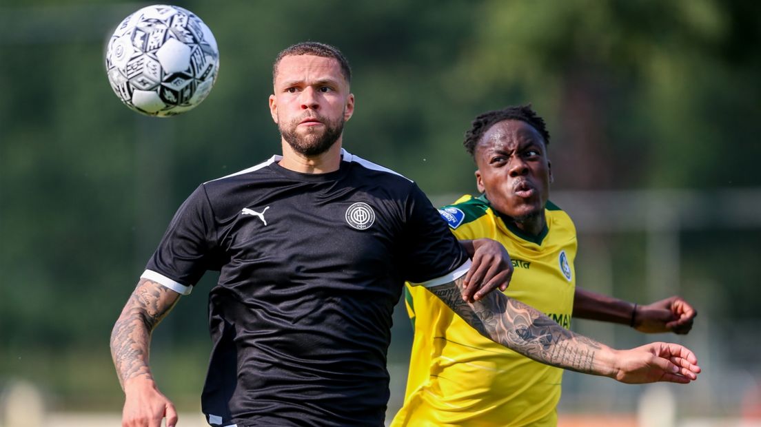 Luc Castaignos in actie voor OFI Kreta tijdens een oefenduel met Fortuna Sittard