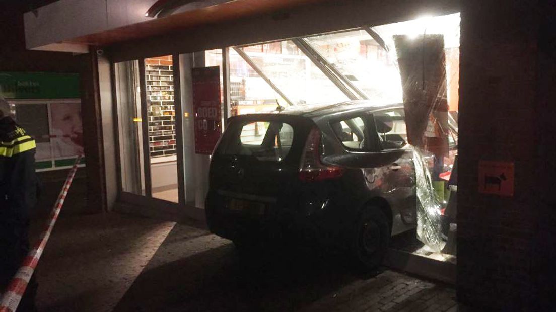 Op de Coop-supermarkt aan de Geitenkamp in Arnhem is woensdagavond een ramkraak gepleegd. Daarbij heeft een personenauto de pui van de winkel geramd.
