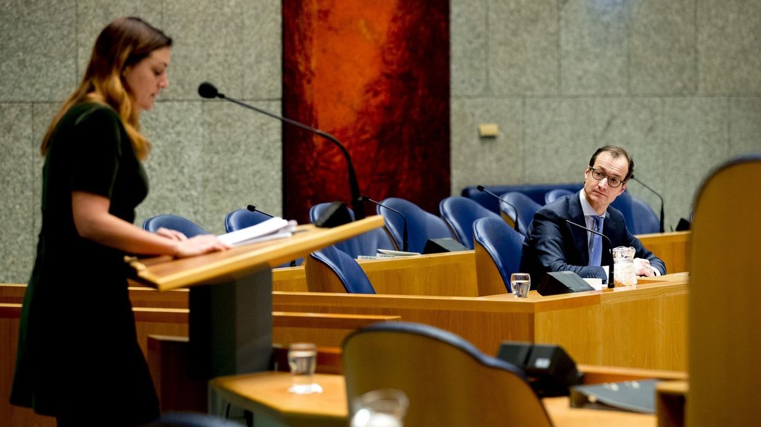 Beckerman (links) wil van minister Wiebes (rechts) weten of hij de excuses van Bruning accepteert.